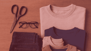 Mesa com objetos que representam palavras invariáveis no plural em inglês, como scissors, pants, glasses e clothes, usados para ilustrar vocabulário visual